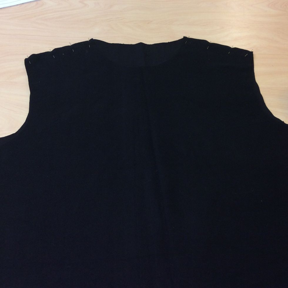 L\u00e4gg ihop bakstycket och framstycket r\u00e4ta mot r\u00e4ta (de fina sidorna mot varandra) Tv\u00e4rn\u00e5la ihop axels\u00f6mmarna. Se n\u00e4sta bild f\u00f6r att se b\u00e4ttre.