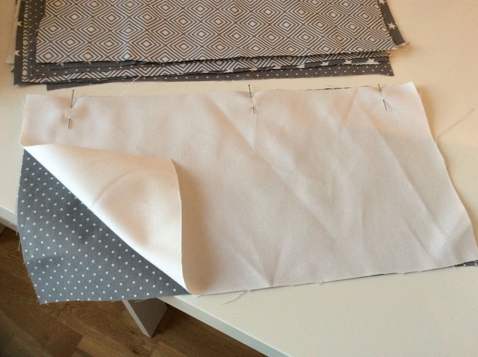 L\u00e4gg ihop de 2 f\u00f6rsta bitarna r\u00e4ta mot r\u00e4ta (de fina sidorna mot varandra) och n\u00e5la ihop den ena l\u00e5ngsidan.