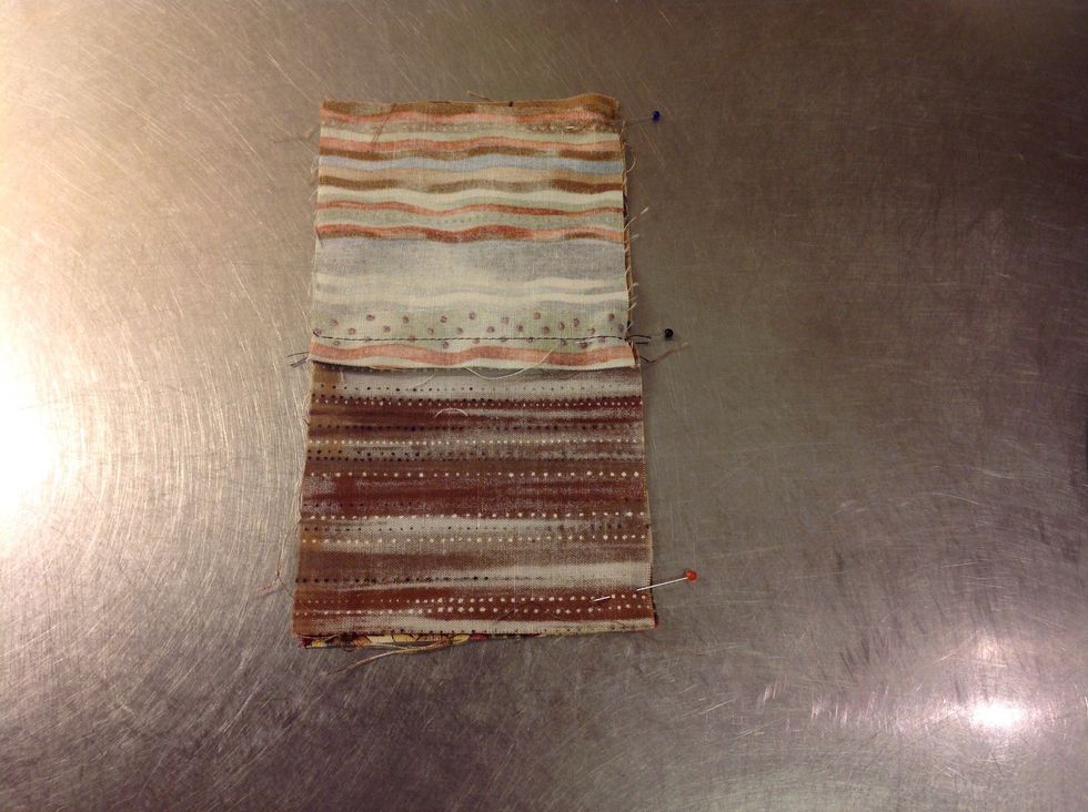 L\u00e4gg ihop de b\u00e5da bitarna och n\u00e5la l\u00e4ngs med en sida. Var noga med att mittens\u00f6mmarna kommer mitt f\u00f6r varann. Sy med raks\u00f6m.