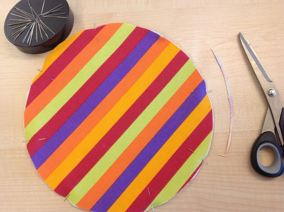 L\u00e4gg ihop de tv\u00e5 botten-delarna med r\u00e4tsidan ut\u00e5t och tv\u00e4rn\u00e5la ihop.