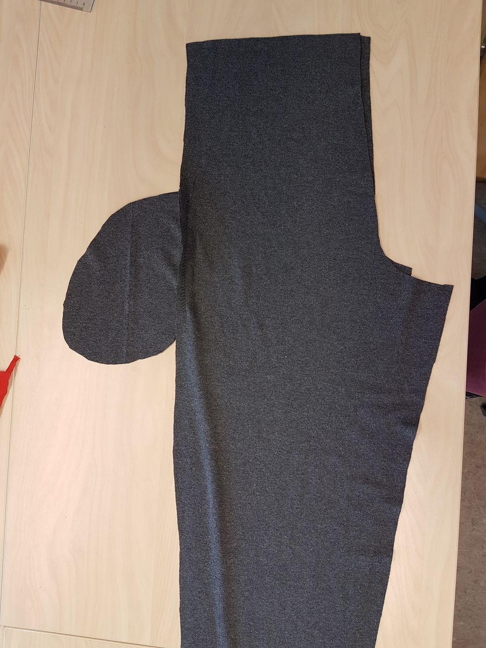 L\u00e4gg ihop ett framstycke och ett bakstycke r\u00e4ta mot r\u00e4ta. Passa \u00e4ven in s\u00e5 att fickp\u00e5sarna kommer mot varandra. Framstycket och bakstycket \u00e4r olika stora, det ska vara s\u00e5.