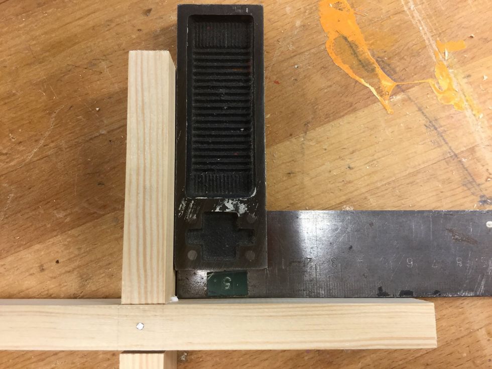 L\u00e4gg ihop krysset och kontrollera att det \u00e4r 90\u02da med hj\u00e4lp av vinkelhaken.