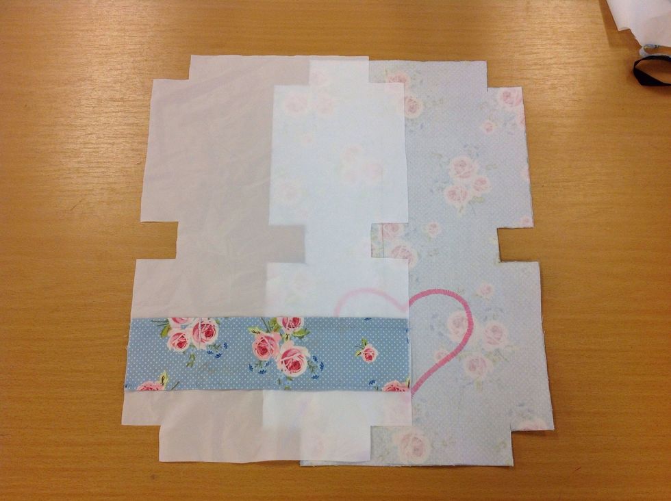 L\u00e4gg ihop yttertyget och fodertyget med avigsidorna mot varandra.