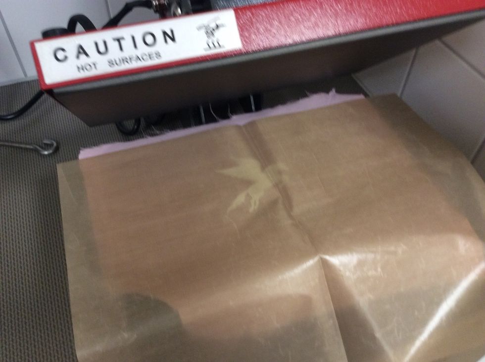 L\u00e4gg in ditt tyg i v\u00e4rmepressen och f\u00e4ll ner handtaget. Har du k\u00e4nsligt tyg s\u00e5 anv\u00e4nd silikonduken som skydd.