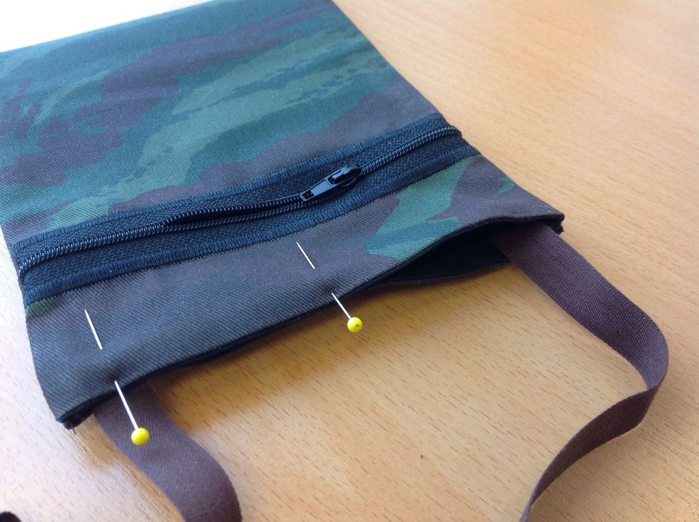 L\u00e4gg in \u00e4ndarna mellan tyglagren. T\u00e4nk p\u00e5 att inte snurra bandet. Tv\u00e4rn\u00e5la ihop hela \u00f6versidan, var noga s\u00e5 att tygerna ligger kant i kant.