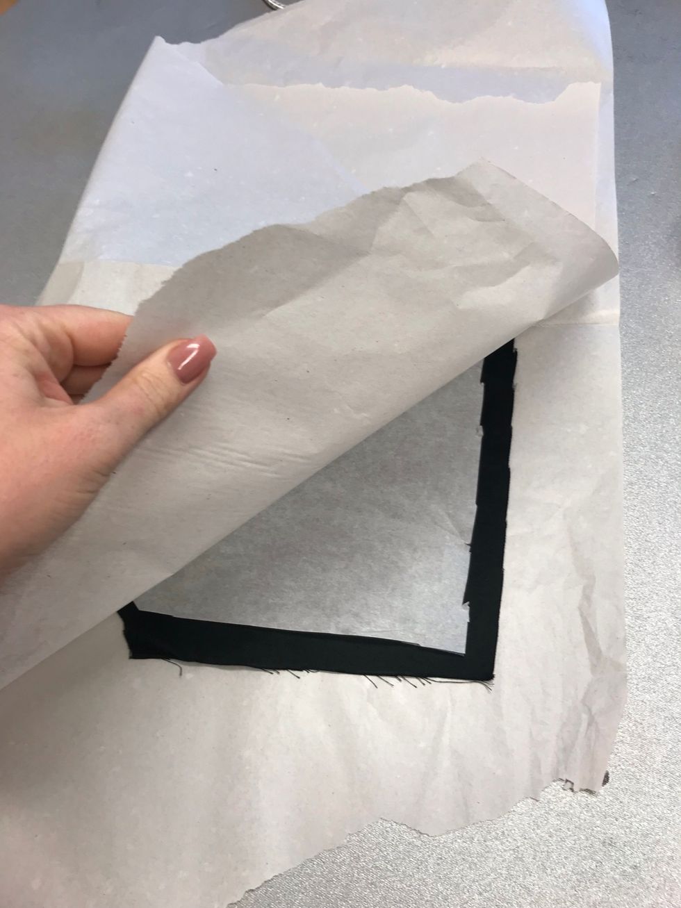 L\u00e4gg klistersidan (den knottriga) mot tyget och stryk mellan m\u00f6nsterpapper.