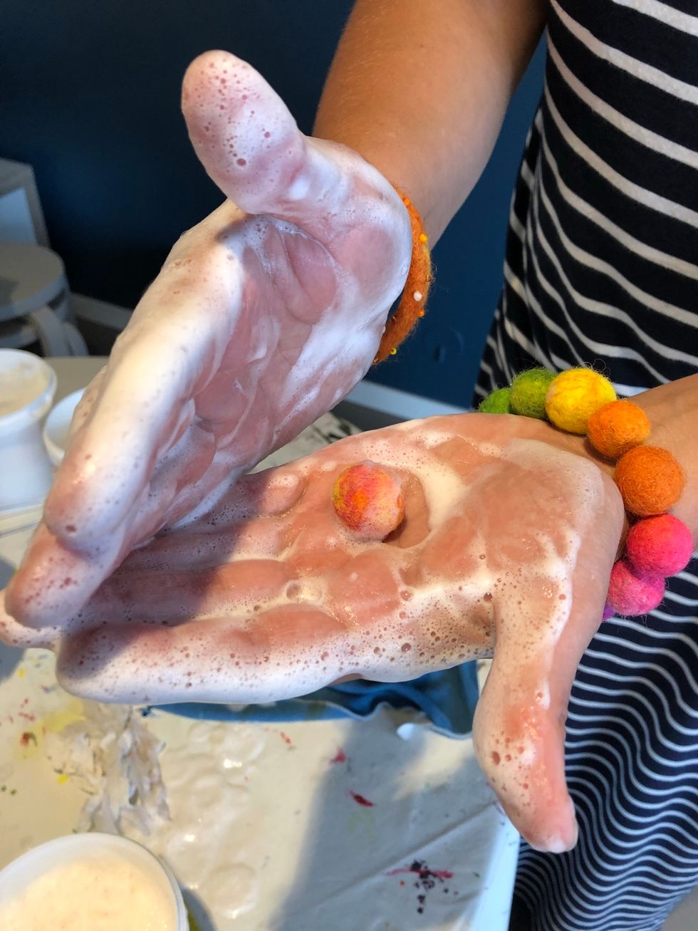 L\u00e4gg kulan i handen och rulla. Doppa i vattnet ibland/ofta.