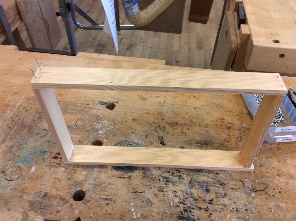 L\u00e4gg lim p\u00e5 \u00e4nden och spika f\u00f6rsiktigt ihop delarna.