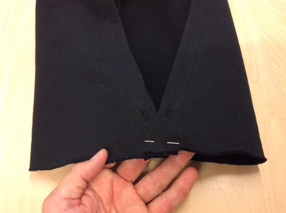 L\u00e4gg luvans framdelar lite omlott och f\u00e4st med en knappn\u00e5l.