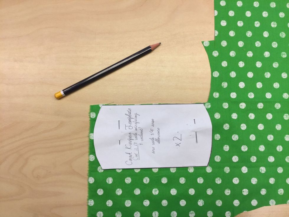 L\u00e4gg m\u00f6nstret i kanten p\u00e5 tyget, n\u00e5la fast, VISA och klipp ut med TYGSAX. Klipp tv\u00e5 delar av tyget.