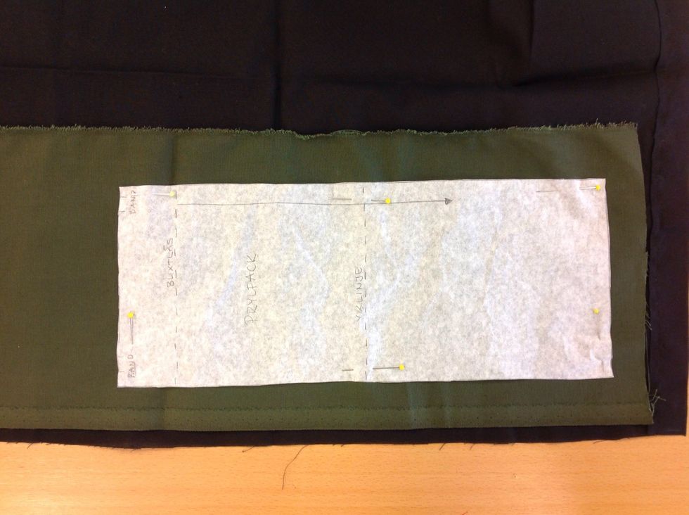 L\u00e4gg m\u00f6nstret ovanp\u00e5 b\u00e5da tygen n\u00e5gra cm in fr\u00e5n kanten. T\u00e4nk p\u00e5 tr\u00e5draken, pilen p\u00e5 m\u00f6nstret ska g\u00e5 l\u00e4ngs med stadkanten (sidan av tyget som syns l\u00e4ngst ned i bild).