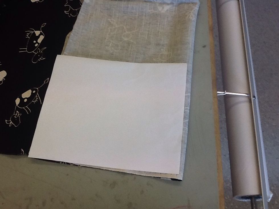 L\u00e4gg mallen mot en viktkant p\u00e5 tyget.