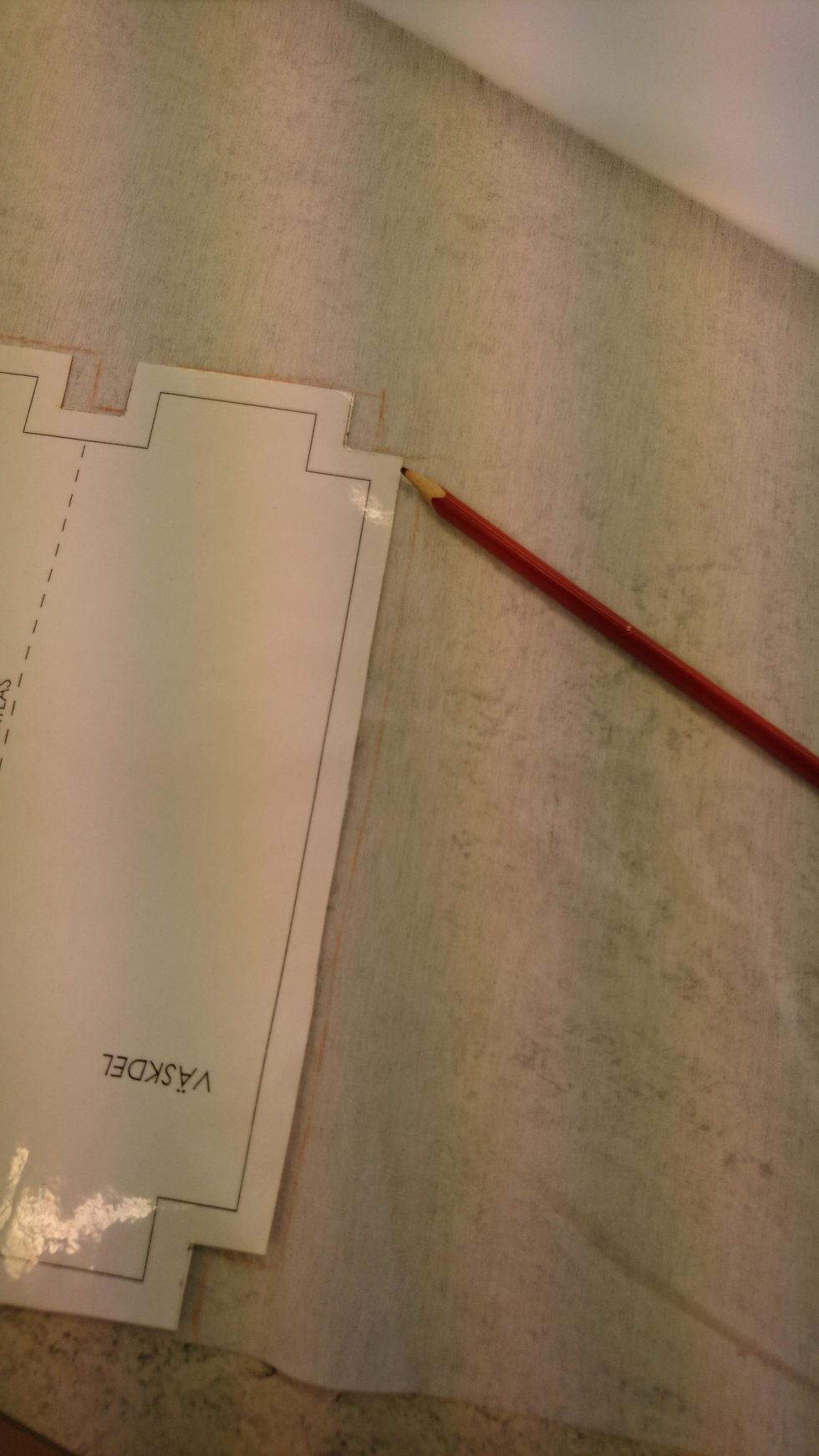 L\u00e4gg mallen p\u00e5 vlieselinet och n\u00e5la fast. Ta fram en penna och rita runt mallen.