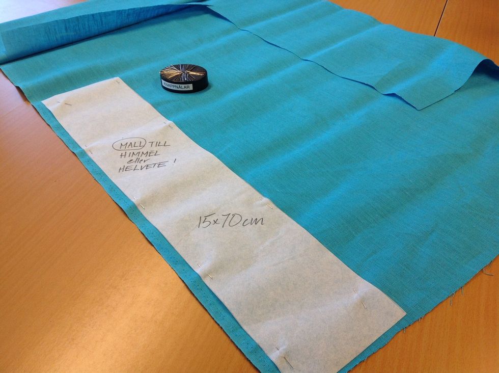 L\u00e4gg mallen parallellt med ytterkanten (stadkanten) och n\u00e5la fast.