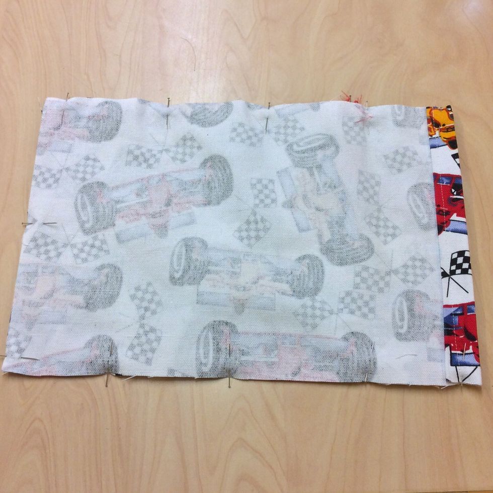 L\u00e4gg nu de tv\u00e5 tygbitarna med r\u00e4tsidorna mot varandra och tv\u00e4rn\u00e5la runt alla 4 sidorna.