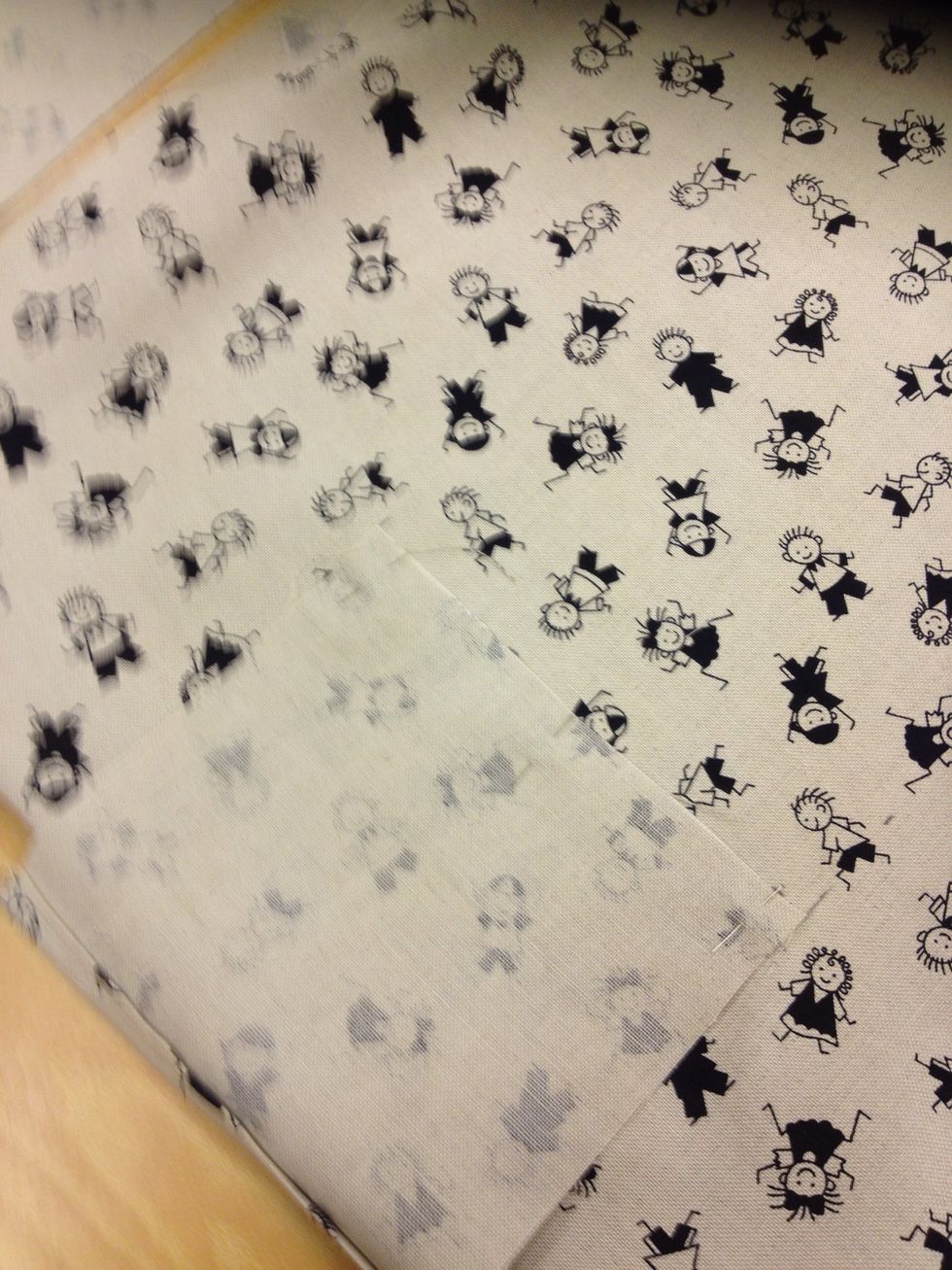 L\u00e4gg nu fickan r\u00e4ta mot r\u00e4ta p\u00e5 framsida av v\u00e4skan. Fickan ska ligga vid den sporrade linjen.