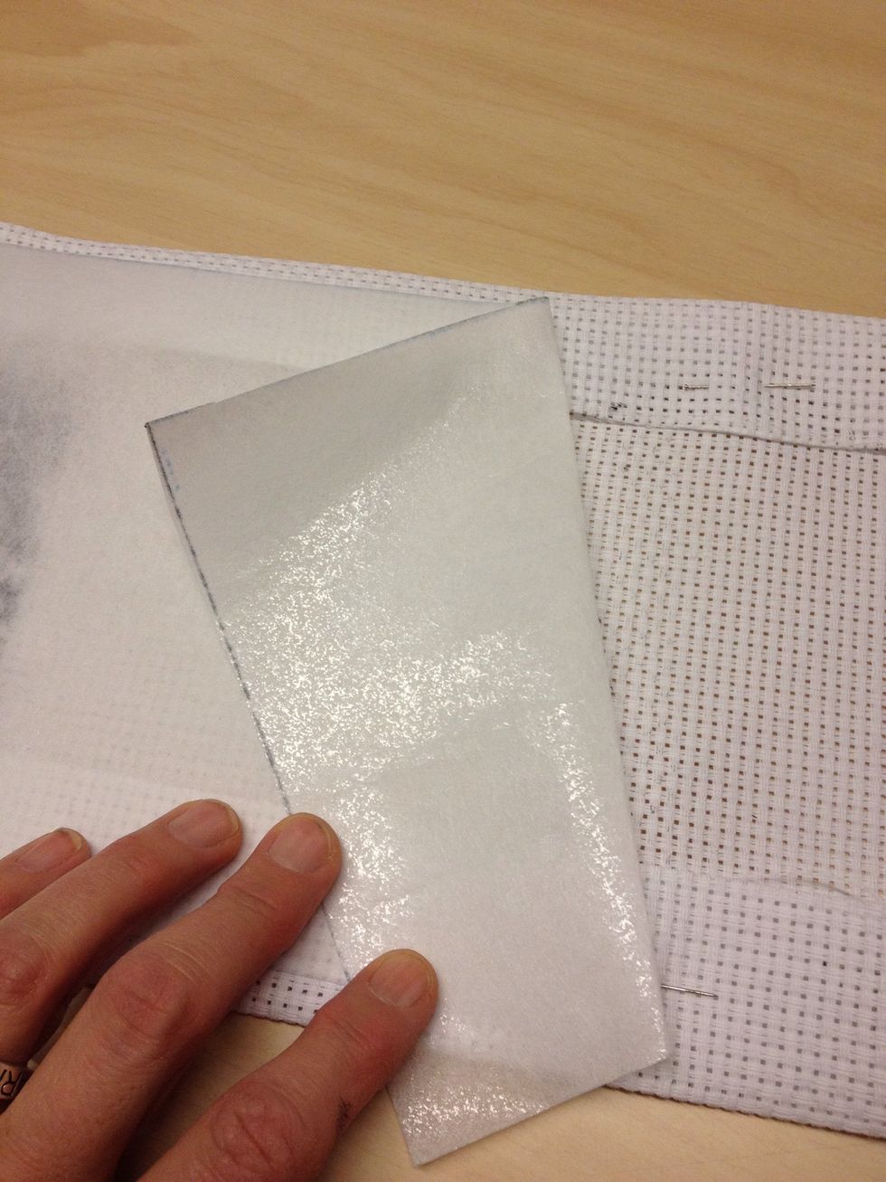 L\u00e4gg nu vliselinet  med den glansiga sidan (den har klister som fastnar vid v\u00e4rme)ned\u00e5t avigsidan p\u00e5 tyget.