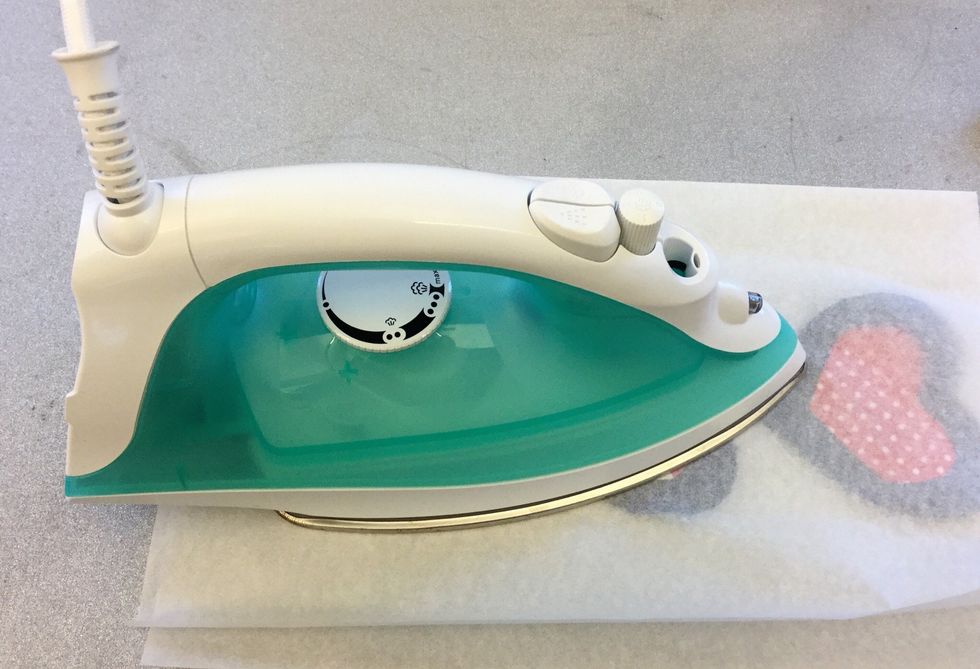 L\u00e4gg p\u00e5 bakpl\u00e5tspapper igen och s\u00e4tt strykj\u00e4rnet p\u00e5 och h\u00e5ll det nere och r\u00e4kna til 10 igen.