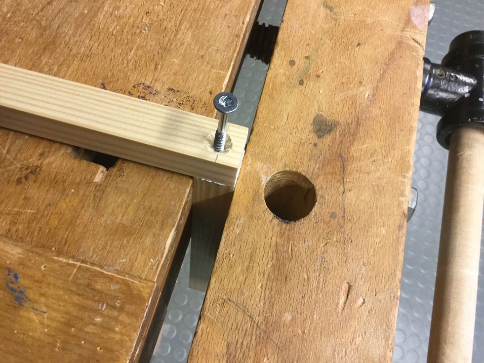 L\u00e4gg p\u00e5 den l\u00e5nga biten med h\u00e5let, se till s\u00e5 att den ligger kant i kant. Tryck i skruven genom h\u00e5let.