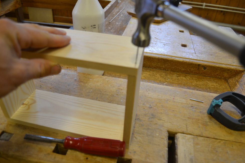 L\u00e4gg p\u00e5 den sista l\u00e5ngsidan och spika fast en sida i taget. N\u00e4r man gjort en sida kan man beh\u00f6va hj\u00e4lp av en kompis f\u00f6r att justera s\u00e5 att det blir j\u00e4mnt innan man spikar den andra.