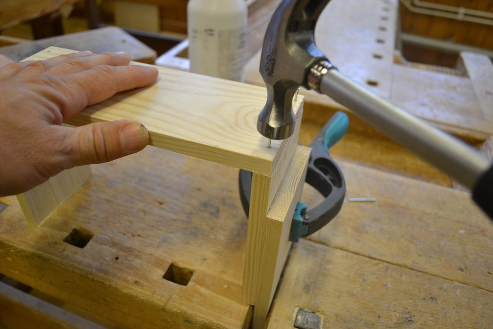 L\u00e4gg p\u00e5 din sammanfogade del enligt bild och spika fast. OBS var noga med att det blir exakt j\u00e4mnt.