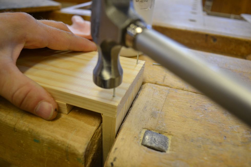 L\u00e4gg p\u00e5 en l\u00e5ngsida enligt bild och spika fast. OBS var v\u00e4ldigt nog med att det blir exakt j\u00e4mt i skarven!