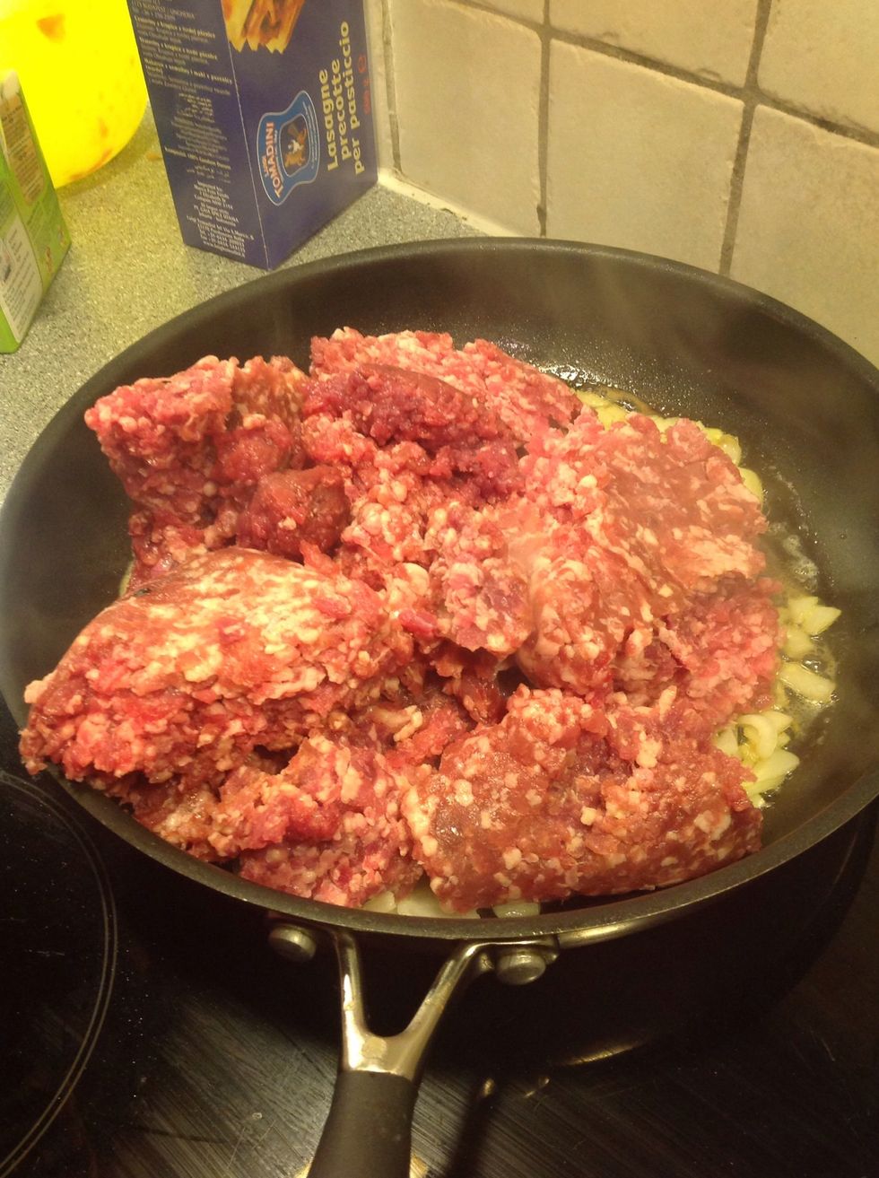 L\u00e4gg p\u00e5 k\u00f6ttf\u00e4rsen Add the minced meat