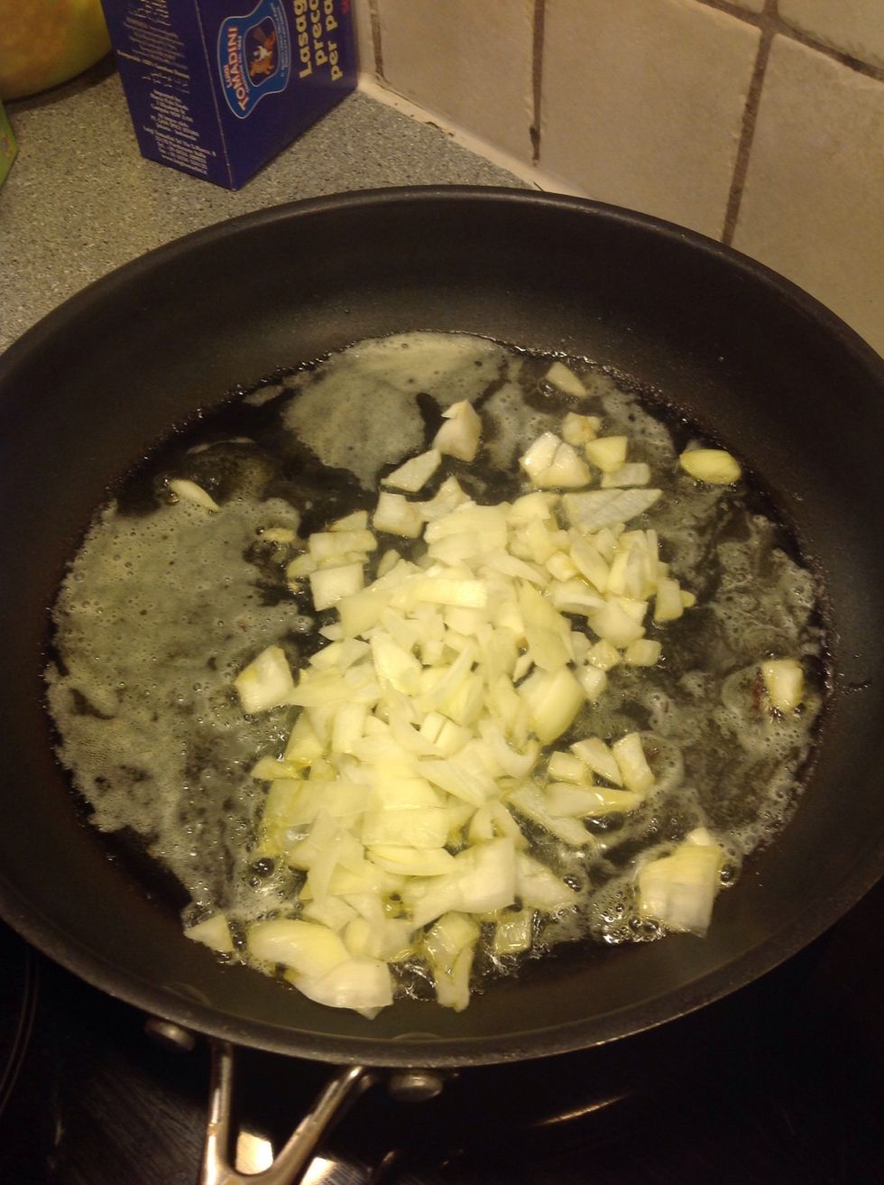 L\u00e4gg p\u00e5 l\u00f6ken p\u00e5 en stekpanna Add the onion in a frying pan