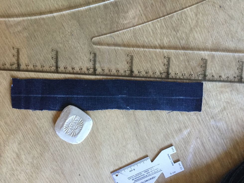 L\u00e4gg p\u00e5 linjalen och rita med kritan hela v\u00e4gen genom m\u00e4rken.