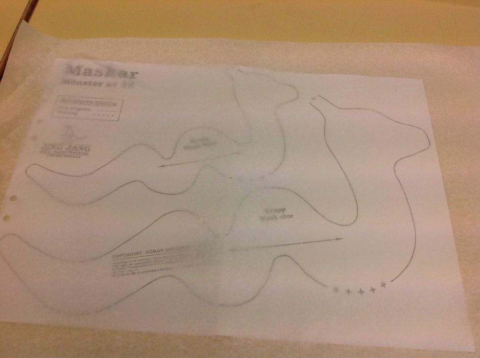 L\u00e4gg p\u00e5 m\u00f6nsterpapper och rita av. S\u00e4tt g\u00e4rna fast pappret med n\u00e5gra knappn\u00e5lar.