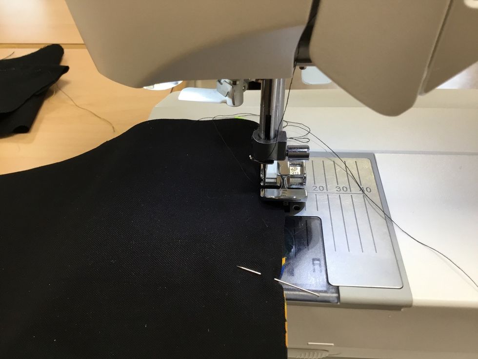 L\u00e4gg pressarfotens kant vid dragkedjans kant. K\u00e4nn med fingret var den sitter. Sy raks\u00f6m. F\u00e4st tr\u00e5den i b\u00f6rjan och i slutet av s\u00f6mmen.