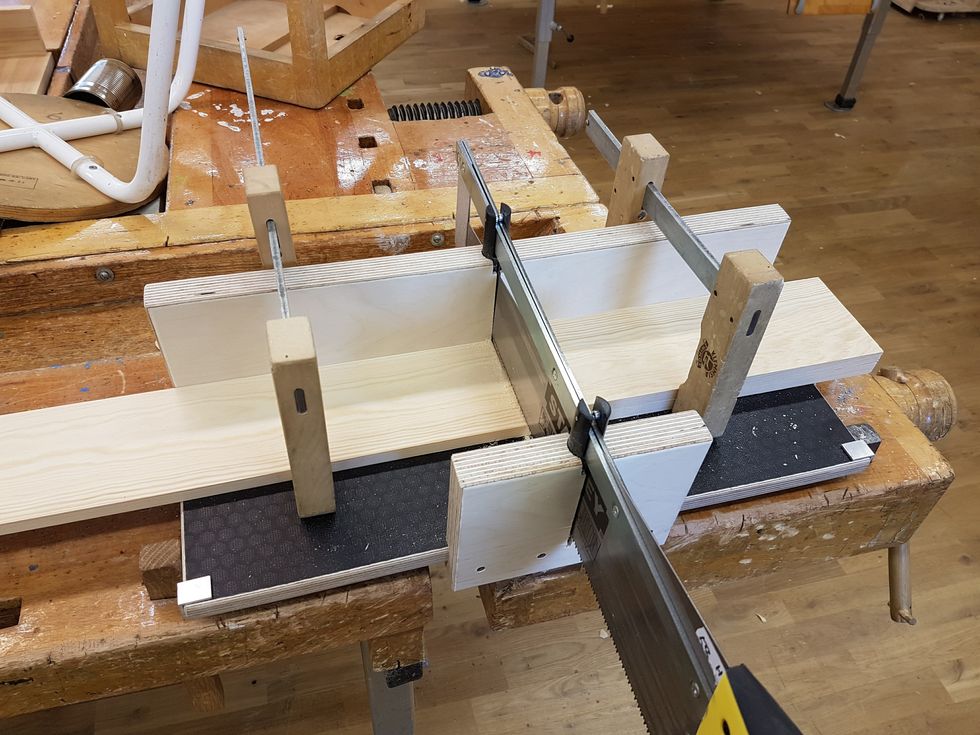 L\u00e4gg r\u00e4tt i s\u00e5gl\u00e5dan. Sp\u00e4nn fast med limknektar och s\u00e5ga. Ska du ha en rektangul\u00e4r l\u00e5da m\u00e4ter du nu upp n\u00e4sta sida, och upprepar det du precis gjort.