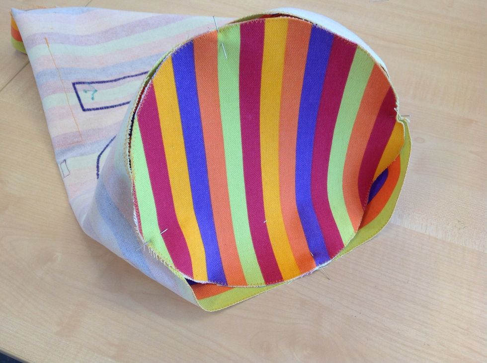 L\u00e4gg samman de 4 n\u00e5larna p\u00e5 botten med de som finns p\u00e5 p\u00e5 v\u00e4skdelen och n\u00e5la ihop delarna.