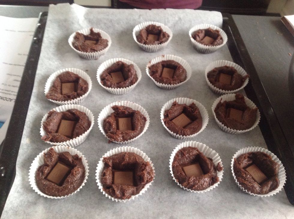 L\u00e4gg sen i chokladbitarna i formarna. then add the chocolate pieces in the shapes