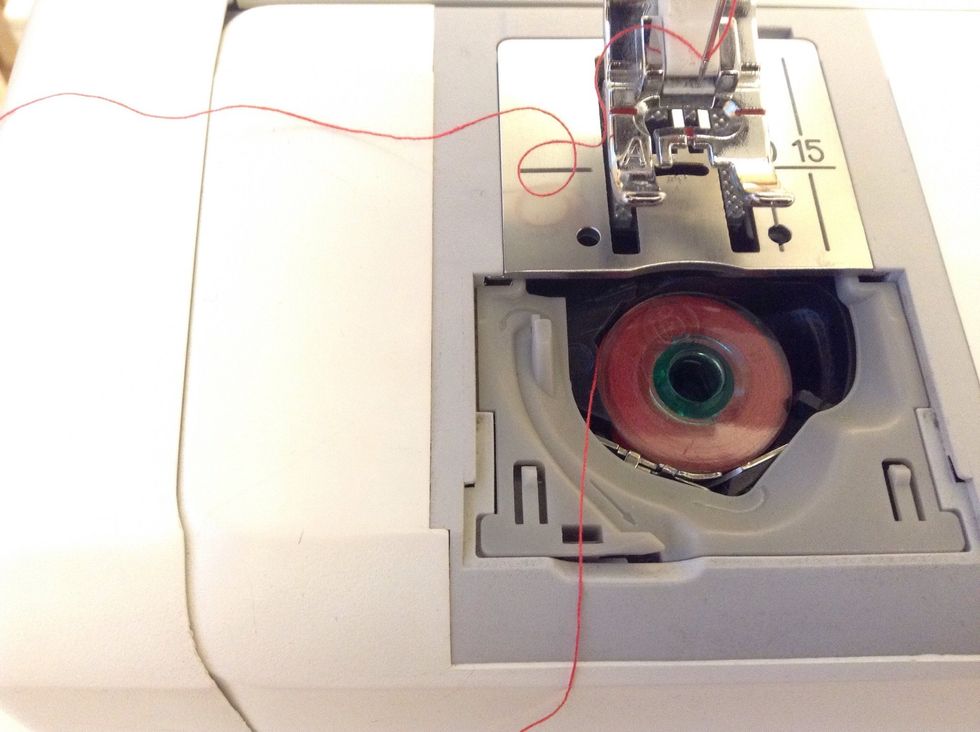 L\u00e4gg spolen i spolhuset. Se till att Husqvarna-m\u00e4rket \u00e4r upp\u00e5t.