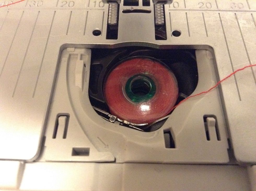 L\u00e4gg spolen i spolhuset. Se till att Husqvarna-m\u00e4rket \u00e4r upp\u00e5t.