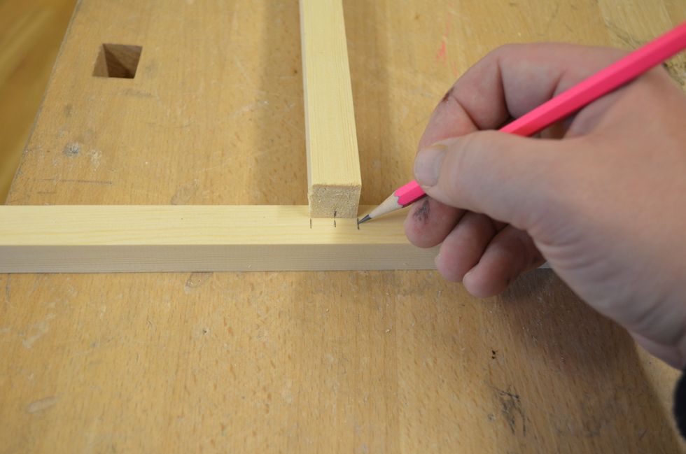 L\u00e4gg stammen mitt f\u00f6r mittmarkeringen och m\u00e4rk p\u00e5 en av bitarna som skall bli gren ut var kanterna p\u00e5 stammen \u00e4r.