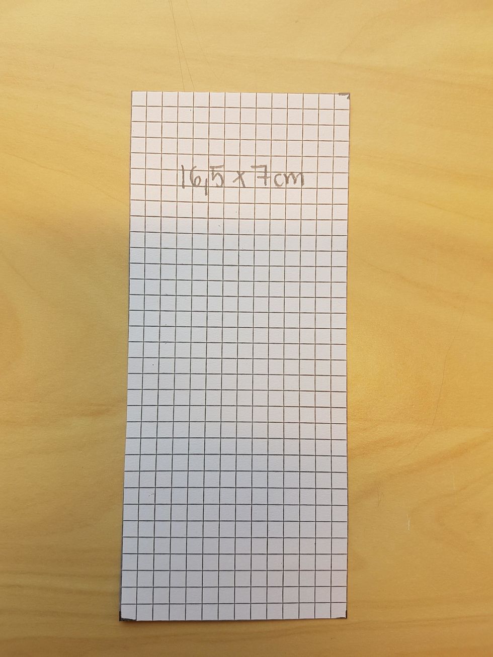 L\u00e4gg till 0,5 cm p\u00e5 m\u00e5ttet. Mitt m\u00e5tt blir d\u00e5 16,5 cm och bredden ska alltid vara 7 cm. Klipp ut m\u00f6nstret till bit nr 3 med en papperssax.