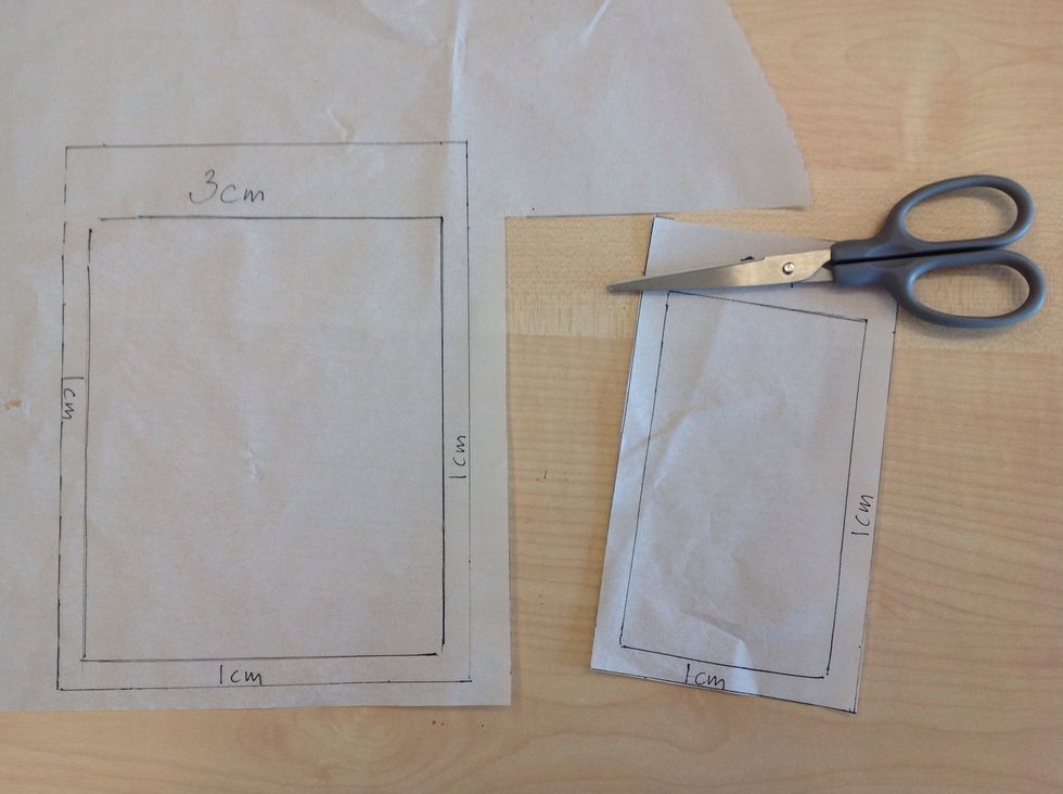 L\u00e4gg till s\u00f6msm\u00e5n, 3 cm i ovankanten och 1 cm p\u00e5 de \u00f6vriga sidorna. Klipp ut med papperssax.