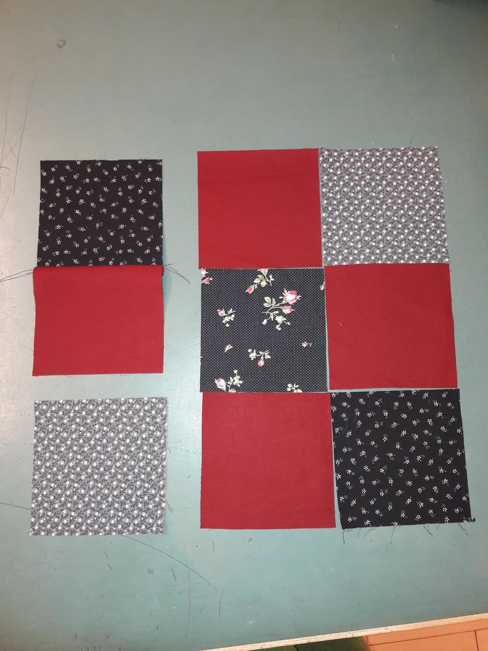 L\u00e4gg tillbaka bitarna p\u00e5 sin plats. Var noga s\u00e5 att de kommer p\u00e5 r\u00e4tt h\u00e5ll, annars blir ditt m\u00f6nster fel.