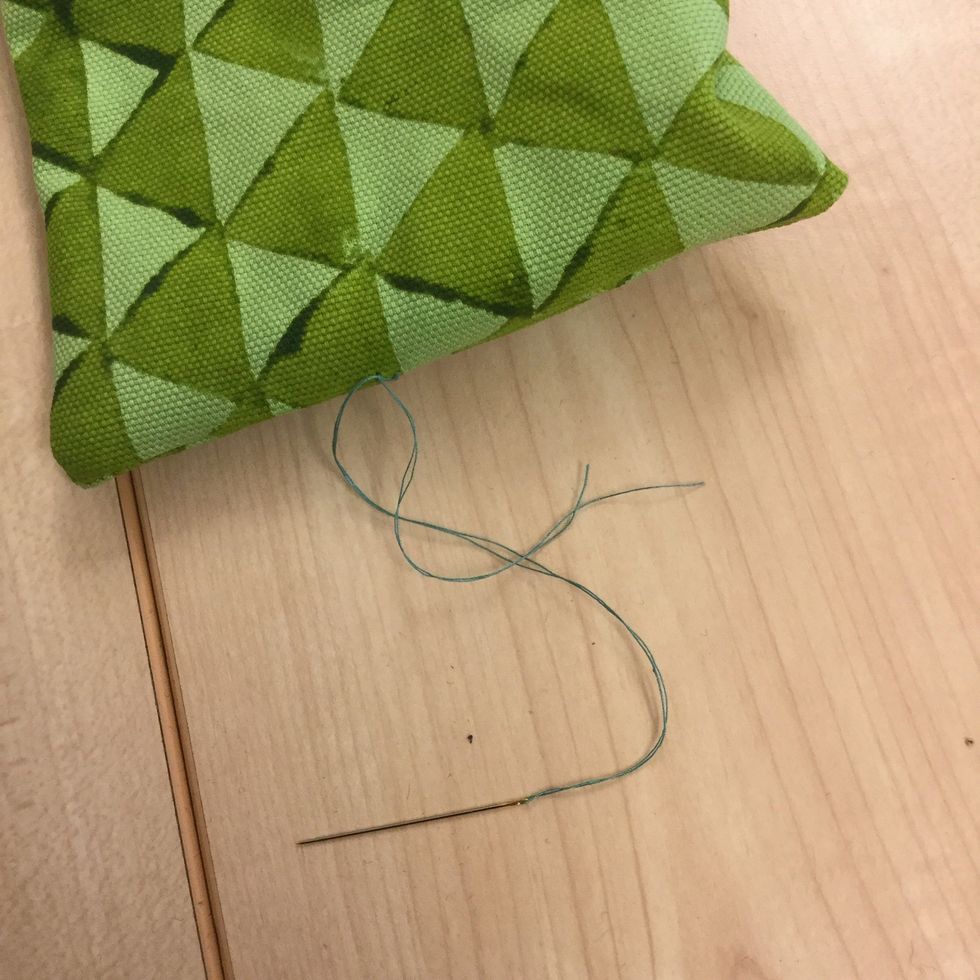 L\u00e4gg tr\u00e5den dubbel, d\u00e5 blir den starkare, och sy fast den i mitten av botten p\u00e5 din p\u00e5se. Knyt en dubbelknut.