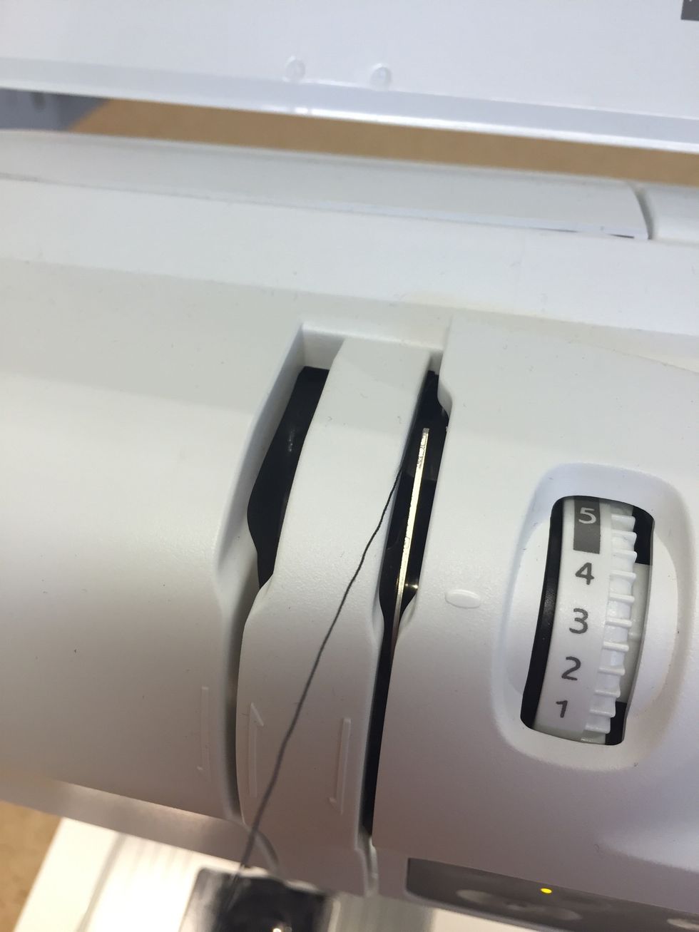 L\u00e4gg tr\u00e5den p\u00e5 ena sidan av metallbrickan som finns i sk\u00e5ran.