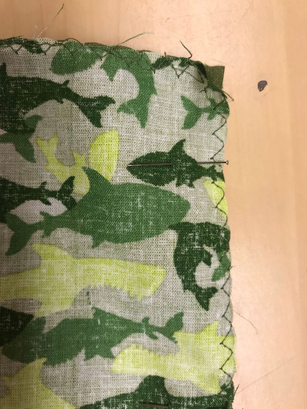 L\u00e4gg tygbitarna r\u00e4tsida mot r\u00e4tsida och tv\u00e4rn\u00e5la s\u00e5 tygbitarna ligger kvar emot varandra.