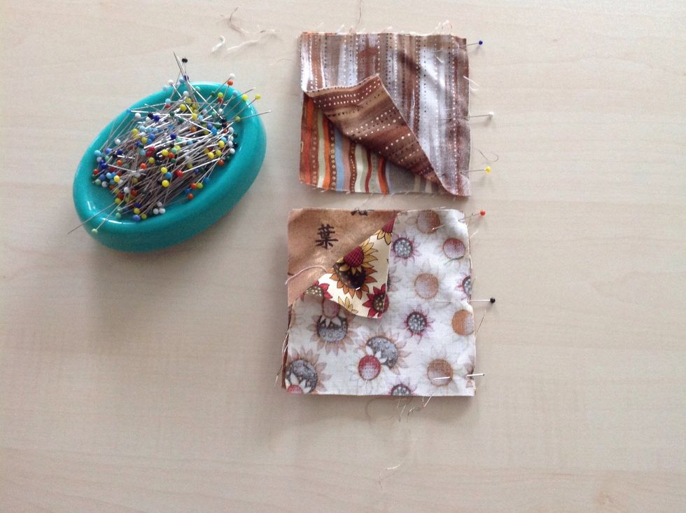 L\u00e4gg tygerna r\u00e4ta mot r\u00e4ta som p\u00e5 bilden och n\u00e5la ihop i en sida. Sy med raks\u00f6m.