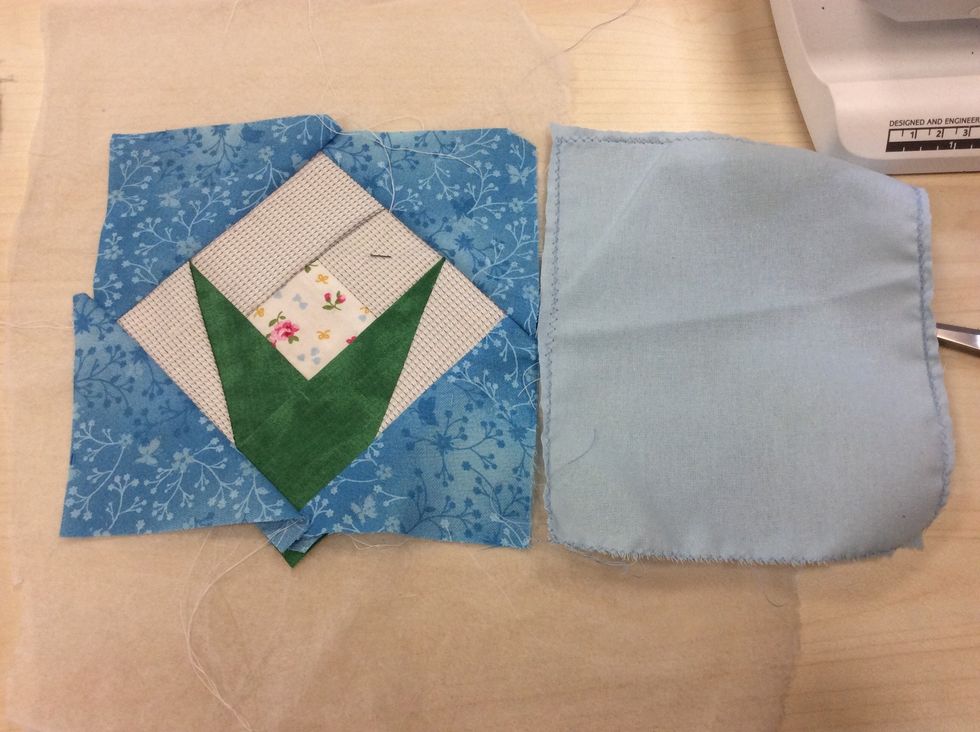 L\u00e4gg tyget kant ikant med paperpiecingen.