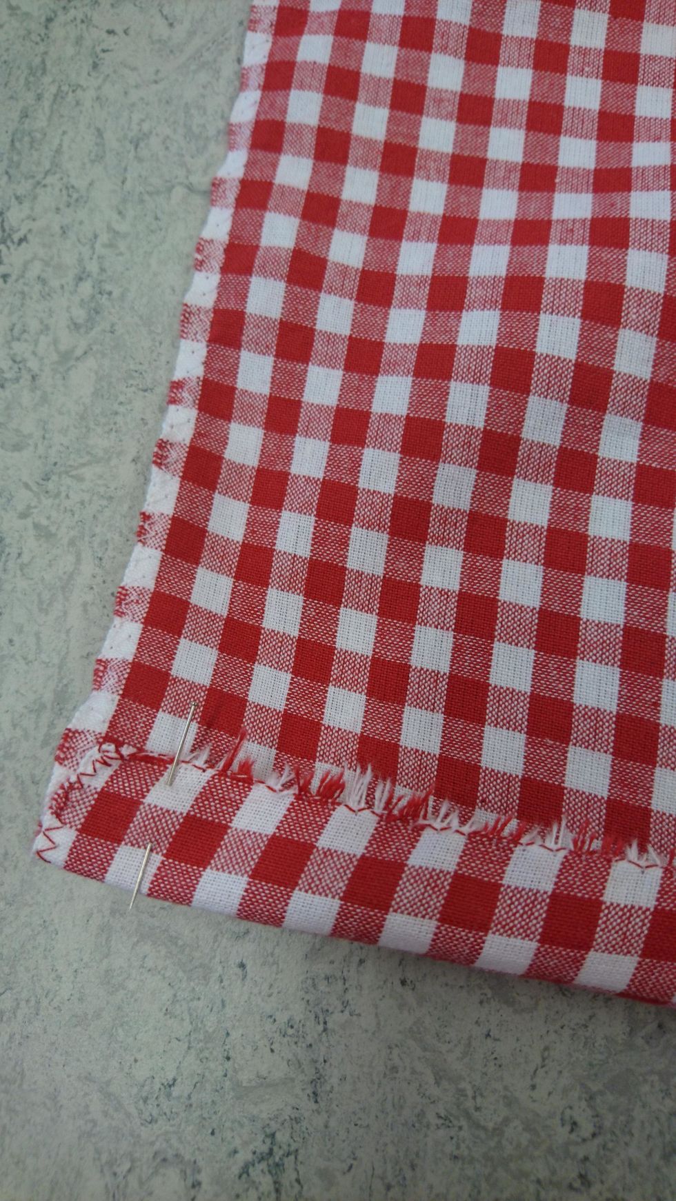 L\u00e4gg tyget med avigsidan upp. Vik in tre rutor i kanten p\u00e5 l\u00e5ngsidorna. Tv\u00e4rn\u00e5la.