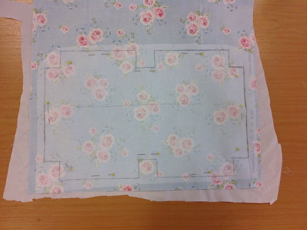 L\u00e4gg tyget med det faststrukna vliselinet ovanp\u00e5 fodertyget. N\u00e5la fast.