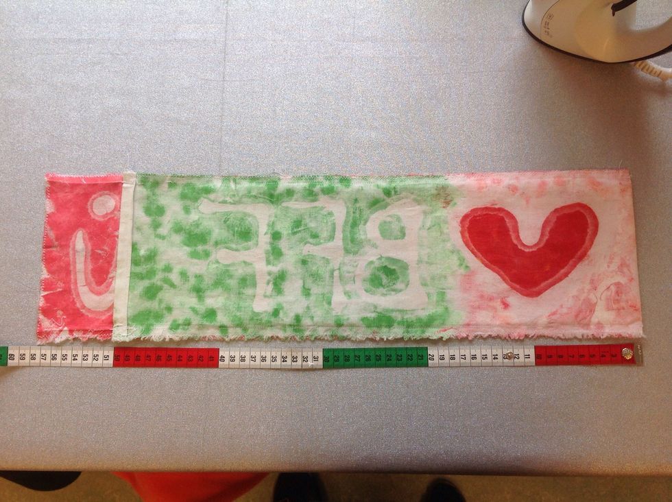 L\u00e4gg tyget r\u00e4ta mot r\u00e4ta. M\u00e4t ut 50 cm och tv\u00e4rn\u00e5la b\u00e5da sidor.