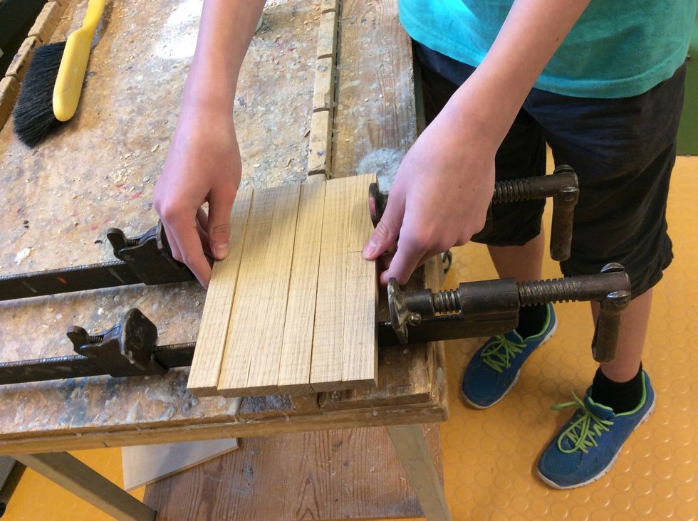 L\u00e4gg upp bitarna som ska limfogas.