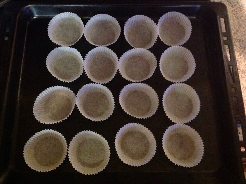L\u00e4gg ut 15 muffins formar lay out fifteen muffins tins